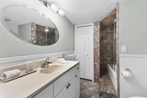 Et badeværelse på Marina Cove Villa waterfront near the beach + 23 billeder