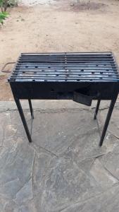 een zwarte bank die op een stenen ondergrond staat bij Amatamata in Malindi