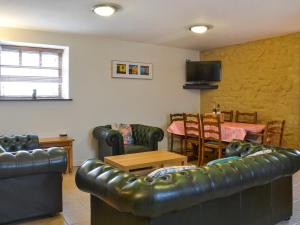 Khu vực ghế ngồi tại Owl Cottage