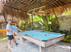 Trại VangVườn Trên Đồi Retreat Villa的打台球的男人和男孩