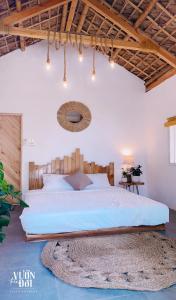 Trại VangVườn Trên Đồi Retreat Villa的卧室里有一张带木质床头板的大床