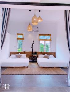 Trại VangVườn Trên Đồi Retreat Villa的有两张床的房间有两扇窗户 更多39张照片