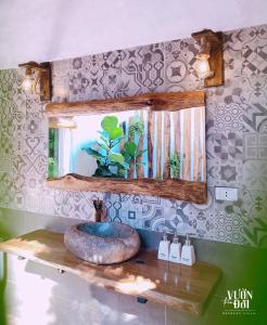 Trại VangVườn Trên Đồi Retreat Villa的一间带石制水槽和窗户的浴室