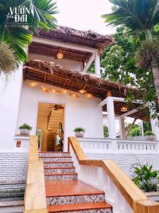 Trại VangVườn Trên Đồi Retreat Villa的棕榈树度假屋