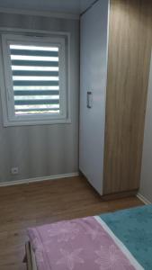 En eller flere senge i et værelse på Mobil home Katka + 12 billeder