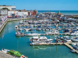 un gruppo di barche ormeggiate in un porto di Newington House a Ramsgate