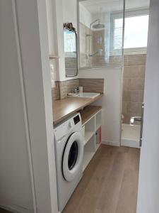 Koupelna v ubytování Appartement lumineux et calme Plage et commerces + 7 fotografií