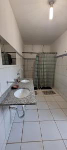 Koupelna v ubytování Pousada, Hostel e Camping Jardim da Mata