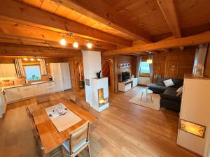 an open living room and kitchen in a log cabin at Ferienparadies Vogelsbergliebe in Grebenhain