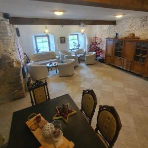 un soggiorno con un divano, un tavolo e delle sedie di Dworek Marmis - idealny dla rodzin a Mirsk