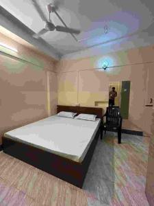 Ένα ή περισσότερα κρεβάτια σε δωμάτιο στο Hotel Ganapati Bhawan