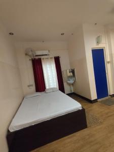 Ένα ή περισσότερα κρεβάτια σε δωμάτιο στο Hotel Ganapati Bhawan