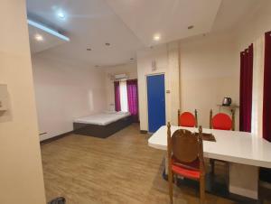 Ένα ή περισσότερα κρεβάτια σε δωμάτιο στο Hotel Ganapati Bhawan