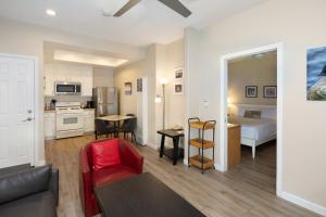 sala de estar con dormitorio con cama y cocina en Sunny Sands Retreat, en Oceano