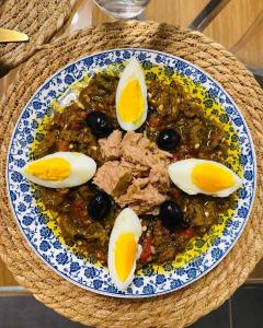ein Teller mit Fleisch und Eiern auf dem Tisch in der Unterkunft Hotel des Alliés in Tunis