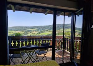 een balkon met een tafel en stoelen bij Ferienhaus Rhönblick in Bischofsheim an der Rhön
