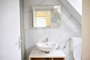 un bagno con lavandino e specchio di ImoX a Wuppertal