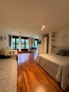 En eller flere senge i et værelse på loft playa de Toró Llanes, Selnatur