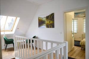 una scala bianca con un dipinto sul muro di ImoX a Wuppertal