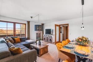 Et tv og/eller underholdning på wolke 7 - traumhafter Bergblick mit Stil - Garage