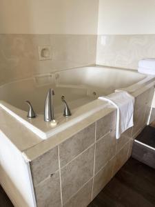 Un baño con bañera y lavabo. en Bayview Inn, en Crescent City