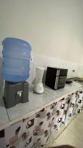 een toonbank met een blauwe emmer en andere spullen erop bij Nunes stay in Prado