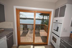 una cucina con una porta che dà su un ponte con vista di Lake Haven a Interlochen