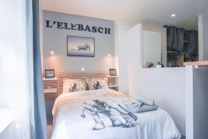 ein Schlafzimmer mit einem Bett mit einem Schild an der Wand in der Unterkunft L'ELEBASCH - Riom - Randonnée Puy de Dôme in Riom
