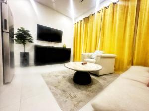 TV a/nebo společenská místnost v ubytování Grand Harbour Hot Spot - Convenient Cayman Stay