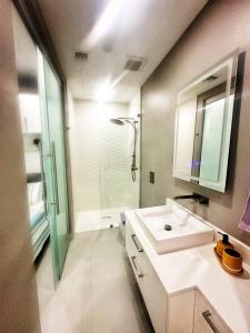 Koupelna v ubytování Grand Harbour Hot Spot - Convenient Cayman Stay