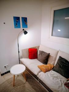 Posezení v ubytování 2 bedroom large modern apartment in Blanes Old Town 50m from the beach!