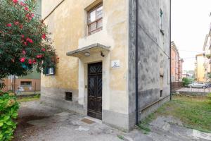 an old building with a door on the side of it at Apartment with Free Parking Easy Access to Venice in Mestre