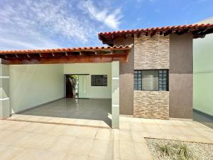 eine Darstellung eines Hauses mit einer Terrasse in der Unterkunft Casa c/ Suíte, Ar Cond, Área Gourmet, Bairro Nobre in Ourinhos