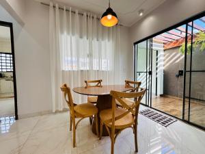 ein Esszimmer mit Tisch und Stühlen in der Unterkunft Casa c/ Suíte, Ar Cond, Área Gourmet, Bairro Nobre in Ourinhos