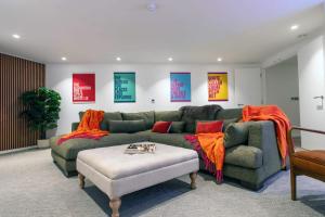 a living room with a green couch and orange blankets at St James Central Splendor in Bath