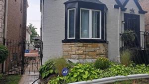 ein Haus mit einem Fenster an der Seite in der Unterkunft Beautiful basement in Chicago