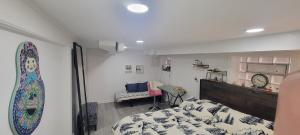 Schlafzimmer mit einem Bett und einem Surfbrett an der Wand in der Unterkunft Beautiful basement in Chicago + 8 Fotos