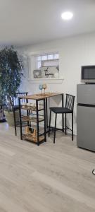 ein Esstisch und zwei Stühle in einem Zimmer in der Unterkunft Beautiful basement in Chicago