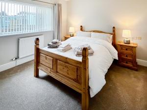 een slaapkamer met een groot bed en een raam bij Swaleside Cottage in Topcliffe