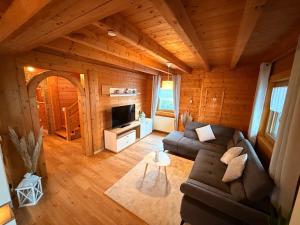 een woonkamer in een blokhut bij Ferienparadies Vogelsbergliebe in Grebenhain