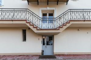 un edificio con una scala e una porta di ANTA Salt Mine a Wieliczka