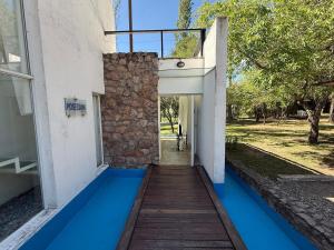 a walkway leading to a building with blue paint at Poseidon in Las Chacras (La Paz)