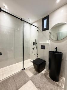 a bathroom with a black toilet and a shower at Villa 2 Évasion Urbaine, 3 Chambres, à 20 min de Rabat in Sidi Yahia az Zaʼer +29 photos