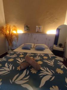 a bedroom with a large bed with a flower pattern at La Casa de Adry in Cali