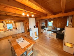 een grote woonkamer met een tafel en een bank bij Ferienparadies Vogelsbergliebe in Grebenhain