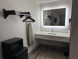 Et badeværelse på Red Roof Inn Panama City Beach + 22 billeder