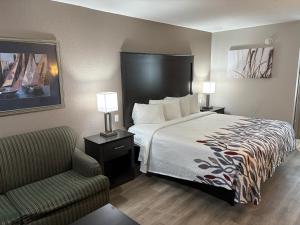 En eller flere senge i et værelse på Red Roof Inn Panama City Beach