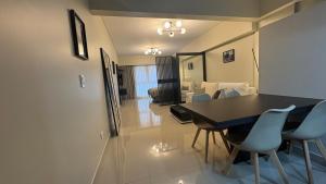 een eetkamer met een tafel en stoelen bij Centro Histórico Apart I in Buenos Aires