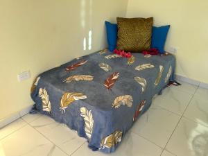 - un lit avec une couette bleue et des poissons dans l'établissement Apartamentos-Oliver, à Las Galeras