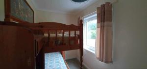 Zimmer mit Etagenbett und Fenster in der Unterkunft River View in Garbat